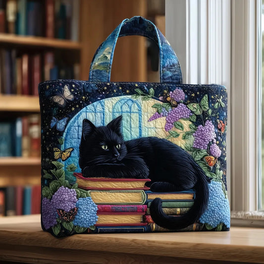 Bolso artesanal con gato negro sobre libros