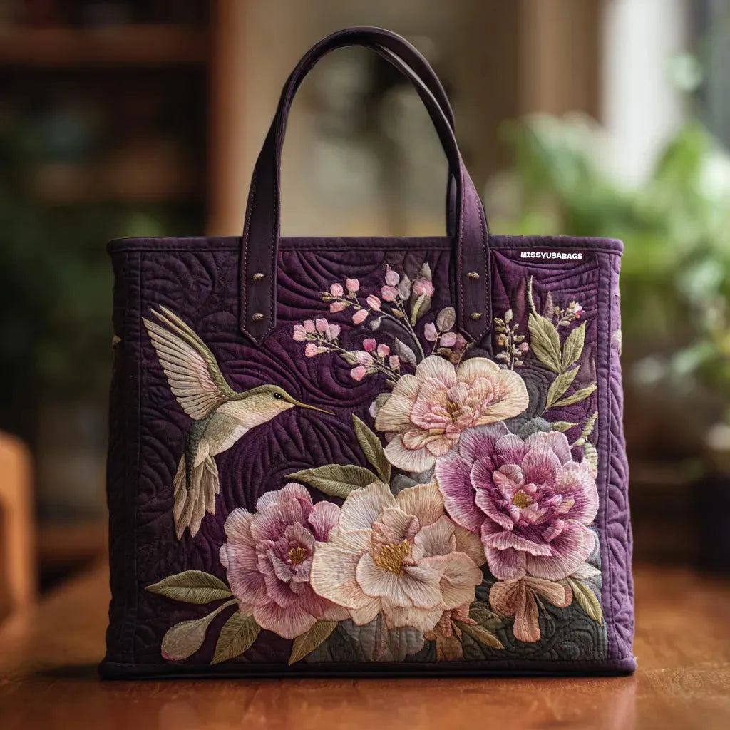 Bolso acolchado artesanal violeta con colibrí y orquídeas