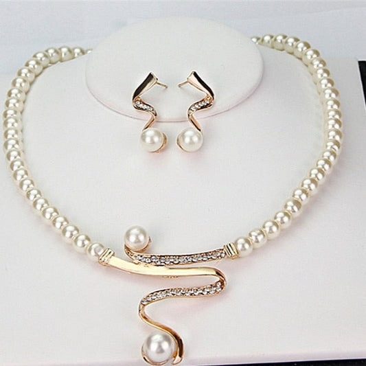 Conjunto de collar y pendientes con perlas naturales